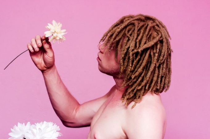 Le maquillage pour les femmes aux cheveux châtains avec les taches de rousseur