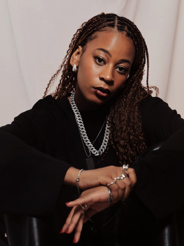 Vicky R dévoile la tracklist de « LATITUDE 0 »